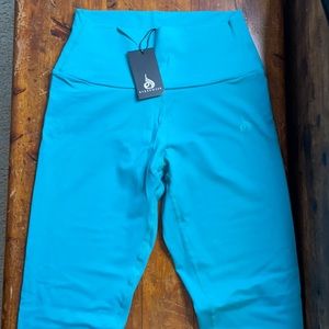 BRAND NEW. NEVER WORN. TAGS STILL ON. Teal women’s leggings from Ryderwear
